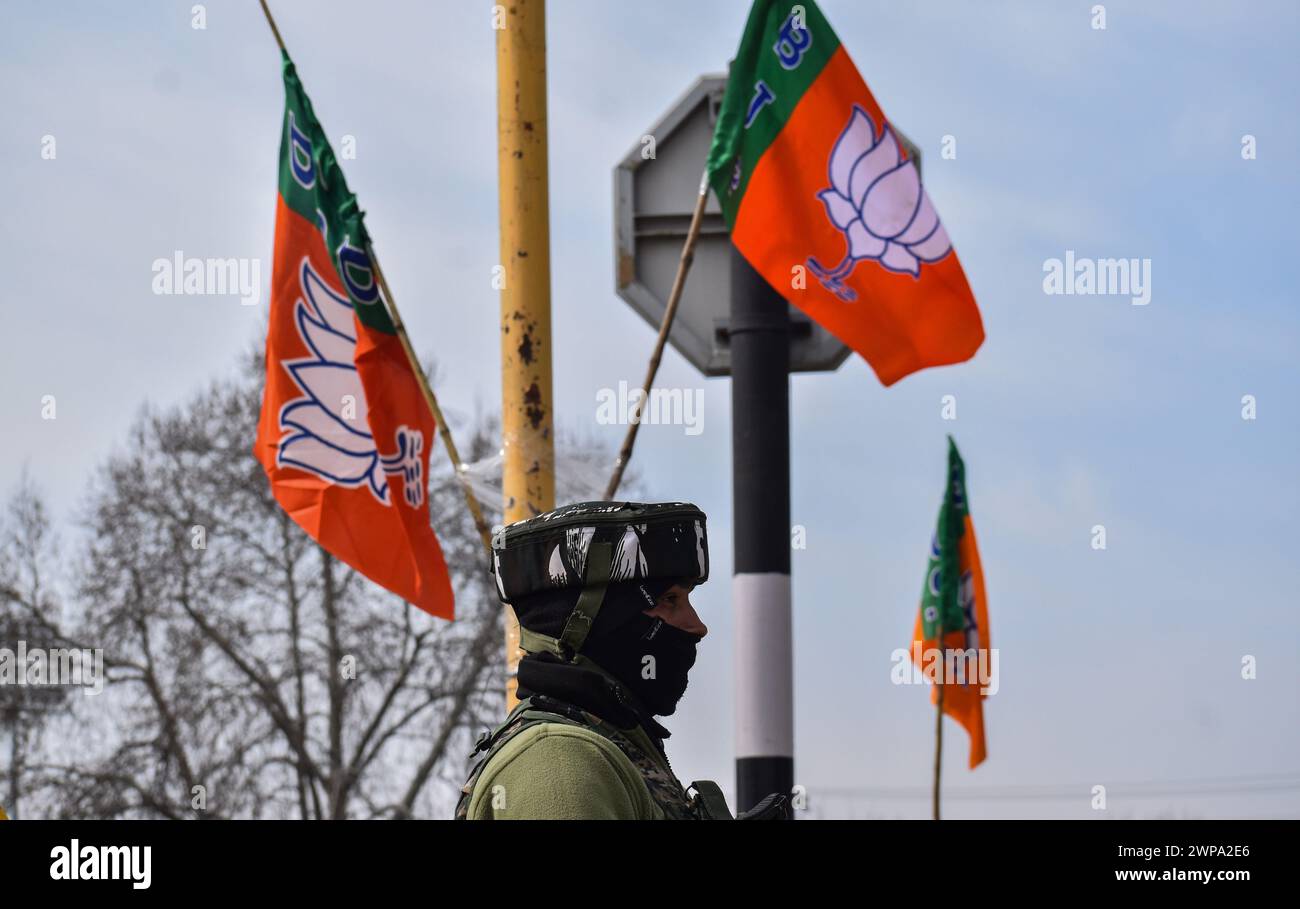 06 mars 2024, Srinagar Cachemire, Inde : un soldat paramilitaire indien monte la garde devant le stade Bakshi, le lieu principal du rassemblement public du premier ministre Narendra Modi à Srinagar. La sécurité a été renforcée au Cachemire avant la visite du premier ministre indien Modi au Cachemire le 7 mars 2024. Il s'agirait de la première visite du premier ministre indien après l'abrogation de l'article 370 de la constitution indienne le 5 août 2019, qui accordait un statut spécial au Cachemire. Le 06 mars 2024, Srinagar Cachemire, Inde. (Crédit image : © Firdous Nazir/eyepix via ZUMA Press Wire) USAGE ÉDITORIAL SEULEMENT! Pas pour Commerc Banque D'Images