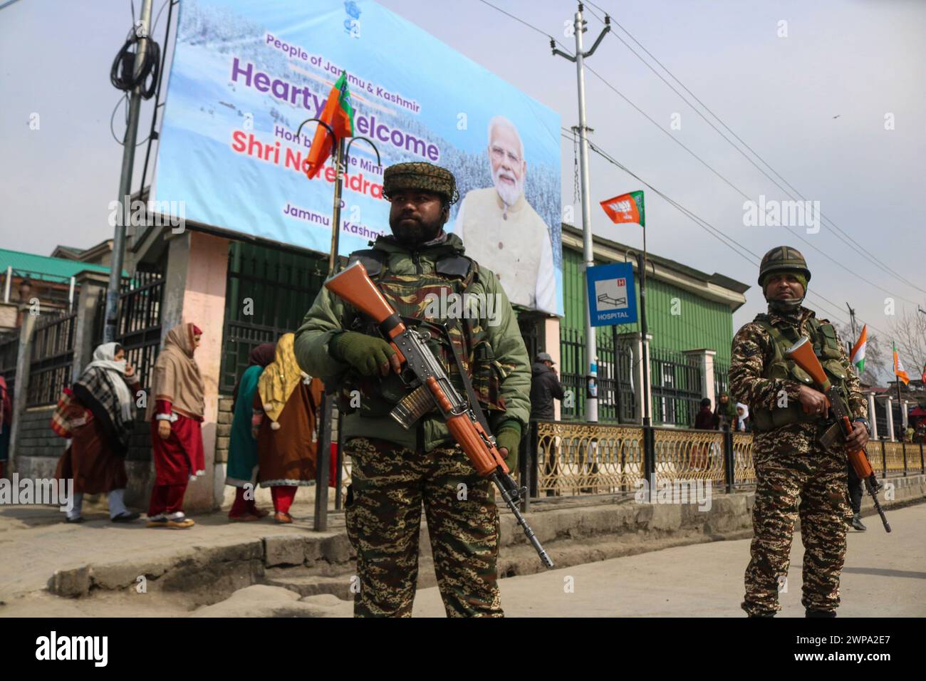 Srinagar, Inde. 06 mars 2024. Des soldats paramilitaires indiens montent la garde devant le stade Bakshi, la sécurité a été renforcée au Cachemire avant la visite du premier ministre indien Narendra Modi au Cachemire. Le 06 mars 2024 à Srinagar, Inde. (Crédit image : © Firdous Nazir/eyepix via ZUMA Press Wire) USAGE ÉDITORIAL SEULEMENT! Non destiné à UN USAGE commercial ! Banque D'Images