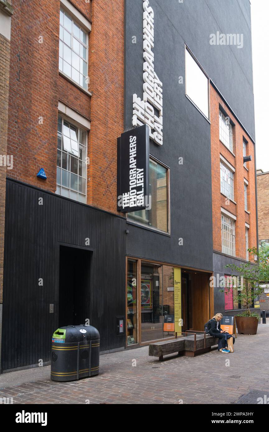 La Photographers' Gallery, fondée à Londres par Sue Davies, est la première galerie publique au Royaume-Uni dédiée uniquement à la photographie. Ramillies Street London Banque D'Images