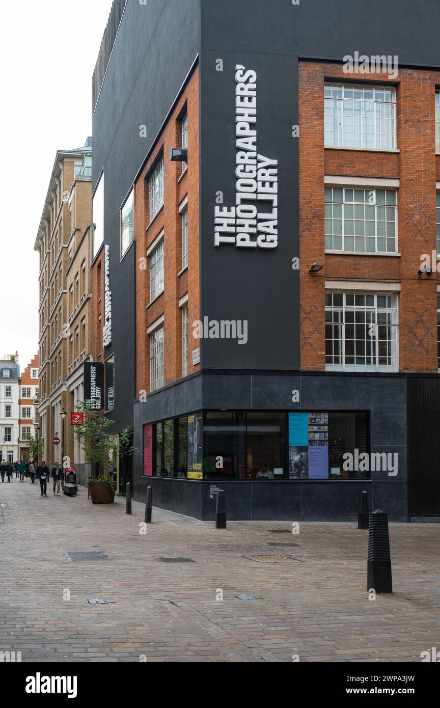 La Photographers' Gallery, fondée à Londres par Sue Davies, est la première galerie publique au Royaume-Uni dédiée uniquement à la photographie. Ramillies Street London Banque D'Images