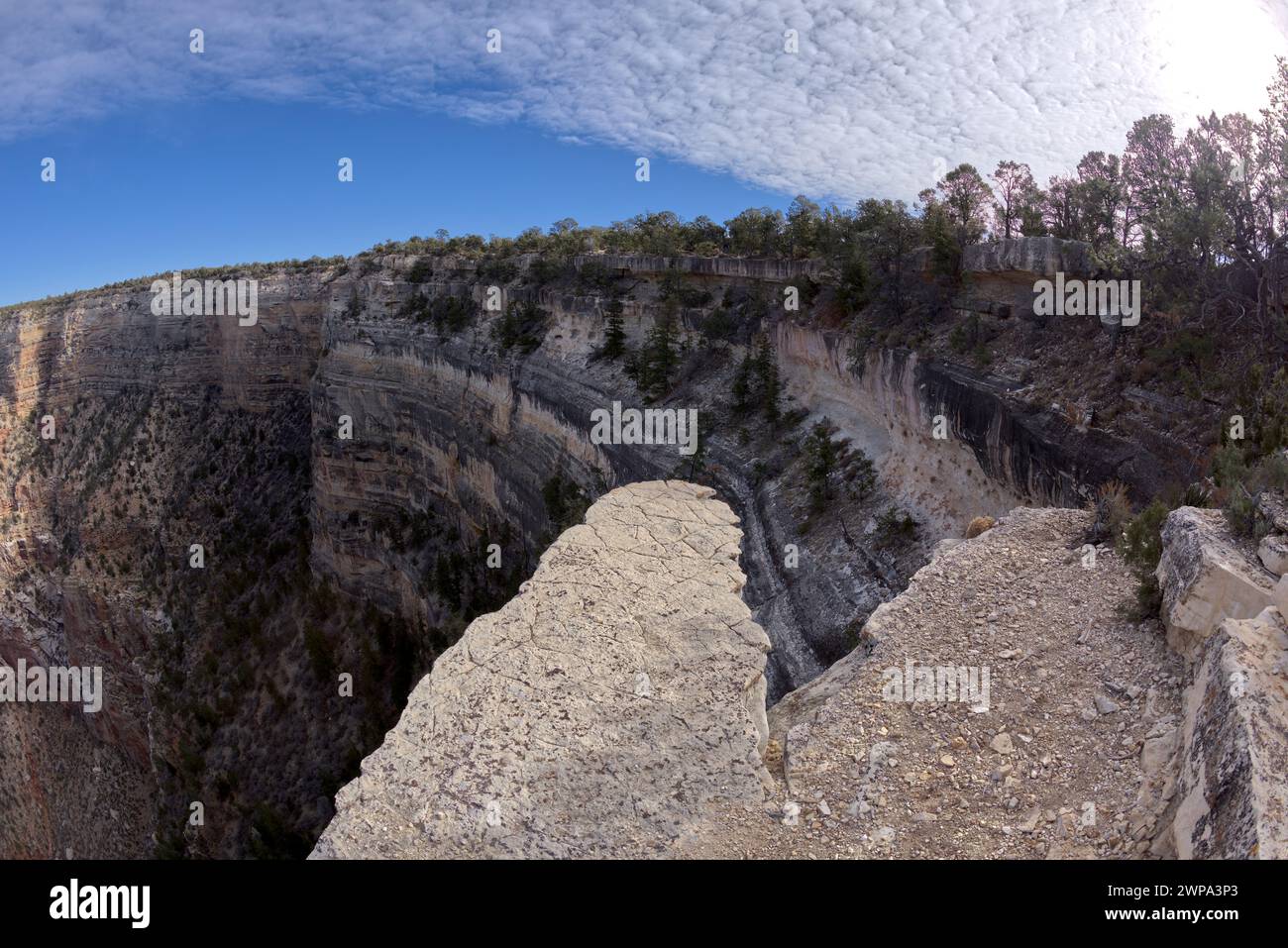 Un affleurement rocheux étroit s'étendant sur les falaises juste à l'ouest de l'Abyss Overlook au Grand Canyon Arizona. Banque D'Images