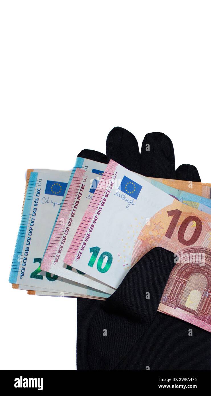 Gant noir prenant des billets de 10, 20 et 50 euros sur fond blanc. Banque D'Images