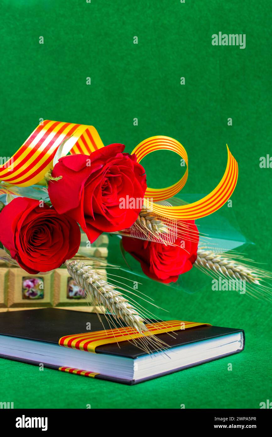 Belles roses rouges pour la Diada de Sant Jordi avec le drapeau catalan Banque D'Images