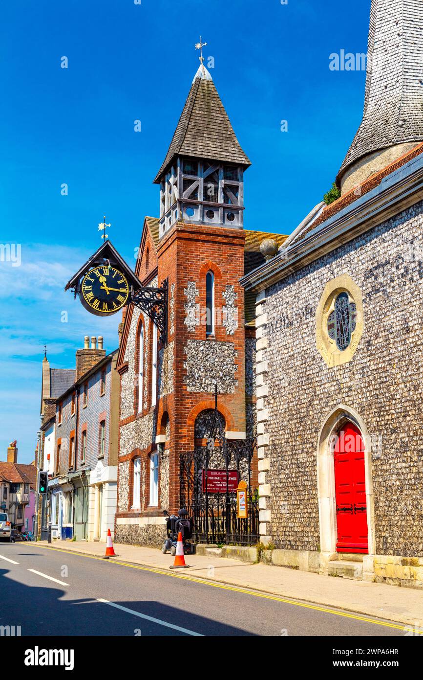 Extérieur de l'église St Michael in Lewes en brique et silex, Lewes, East Sussex, Angleterre Banque D'Images