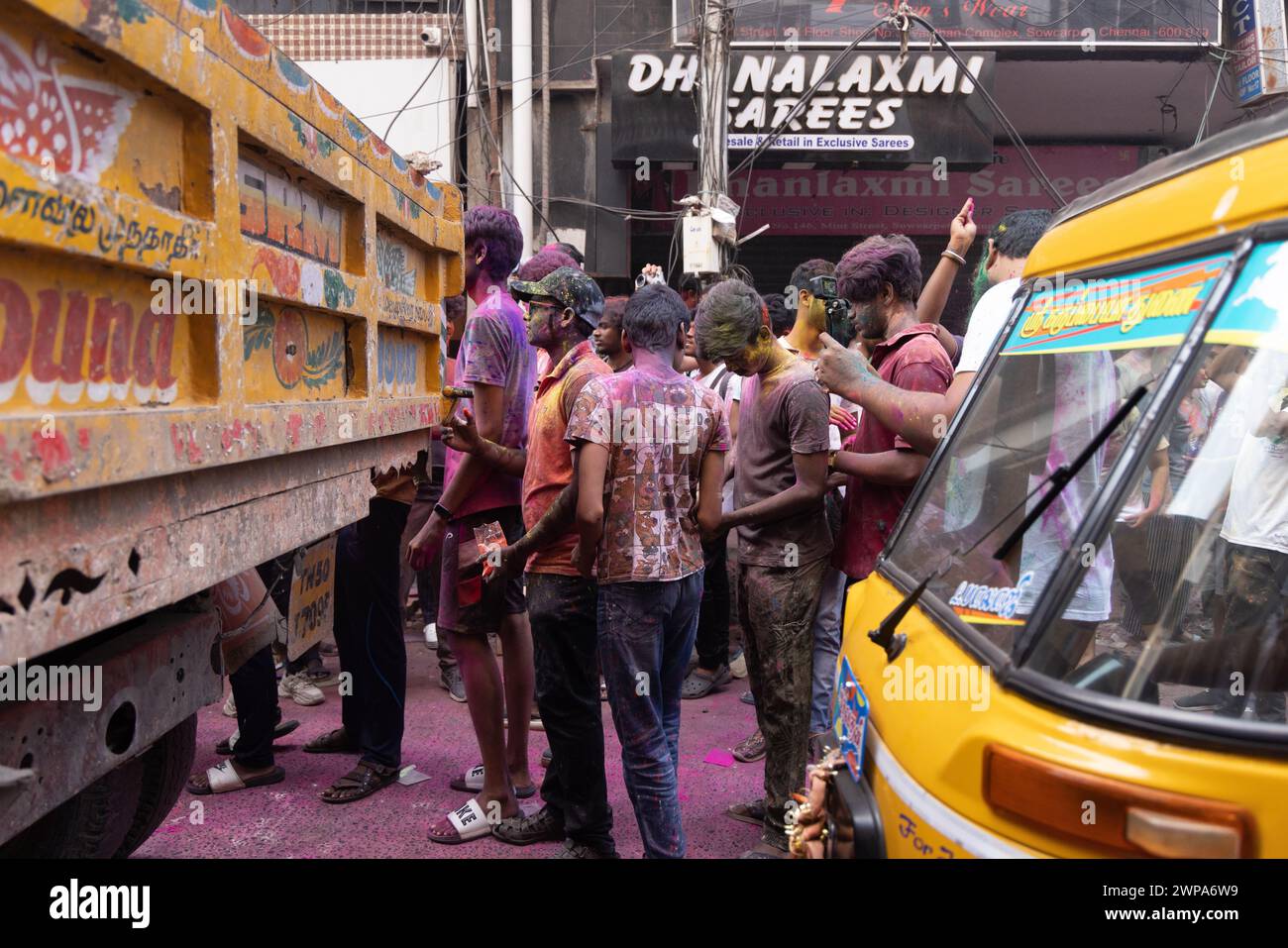 Chennai, Tamilnadu Inde - 08 mars 2023 : Holi rue colorée célébration par un grand nombre de personnes locales dans la rue Mint, Holi festival portrait ou Banque D'Images