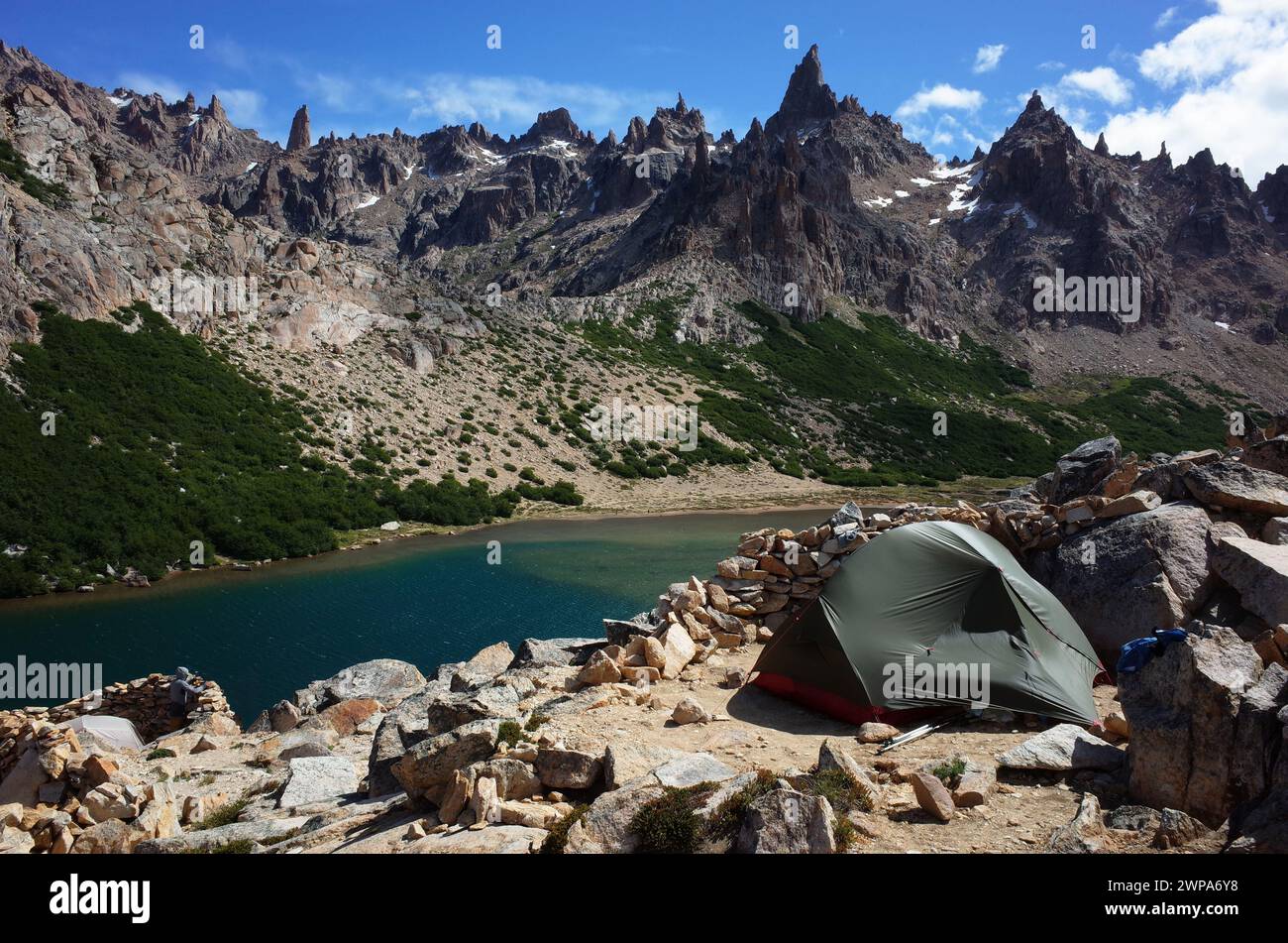 Tente verte mur de pierre de camping protection contre le vent, paysage de montagne impressionnant, parc national Nahuel Huapi formations rocheuses escarpées Torre principal pic de Banque D'Images