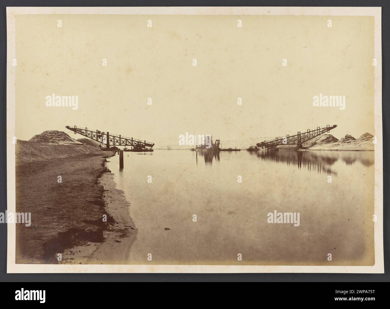 Représentation de la construction du canal de Suez en 1869 par Justin Kozlowski, montrant des opérations d'approfondissement et l'utilisation d'ascenseurs pour l'excavation et le transport de sol. Banque D'Images