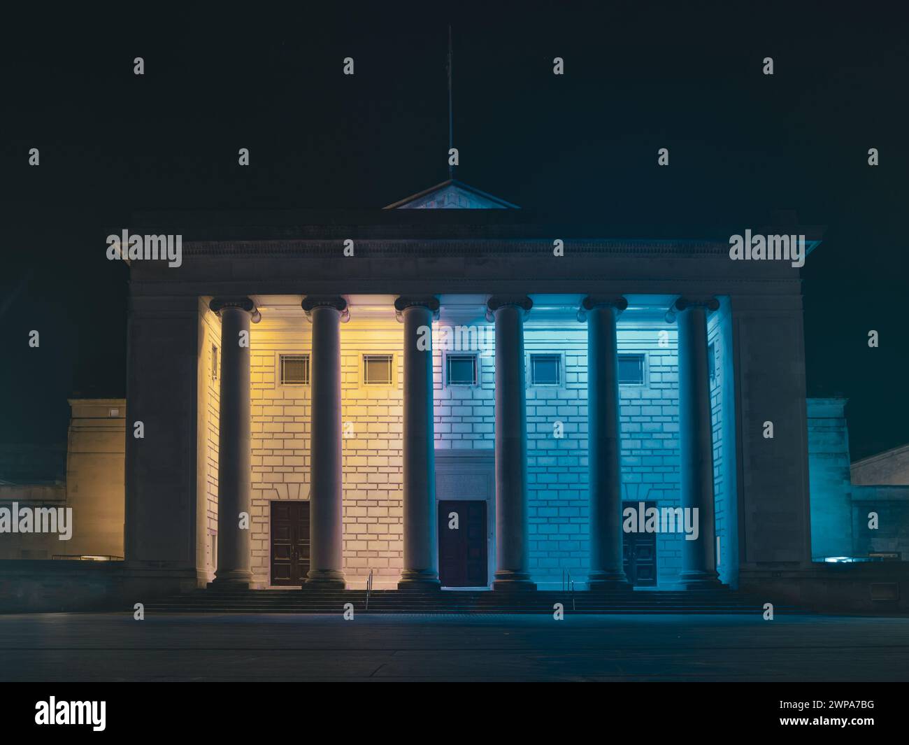 Vue de face du Guild Hall dans la ville de Southampton avec les couleurs du drapeau ukrainien la nuit Banque D'Images
