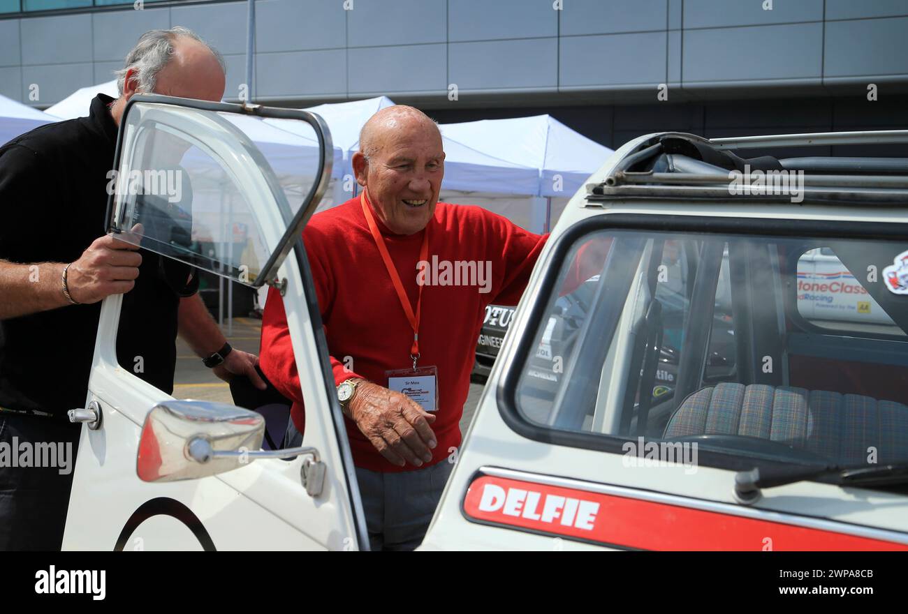 30/04/14 Sir Stirling Moss (85) prend le volant d'une Citroën 2CV de 26 CH pour la toute première fois. Légèrement plus lent que les voitures, il est célèbre pour le dr. Banque D'Images