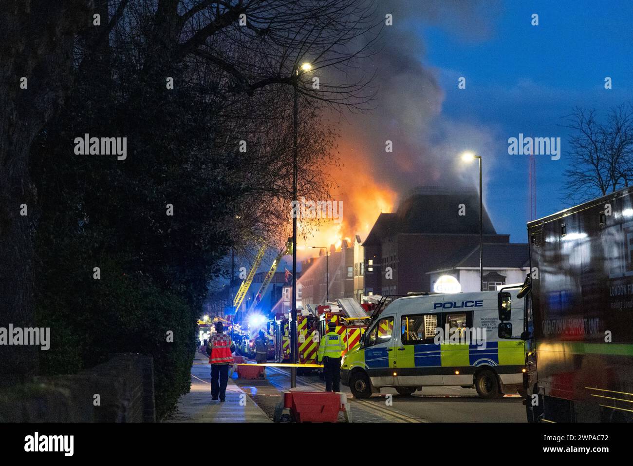 6 mars 2024 : incendie du poste de police de Forest Gate sur Romford Road, Londres, Angleterre Banque D'Images