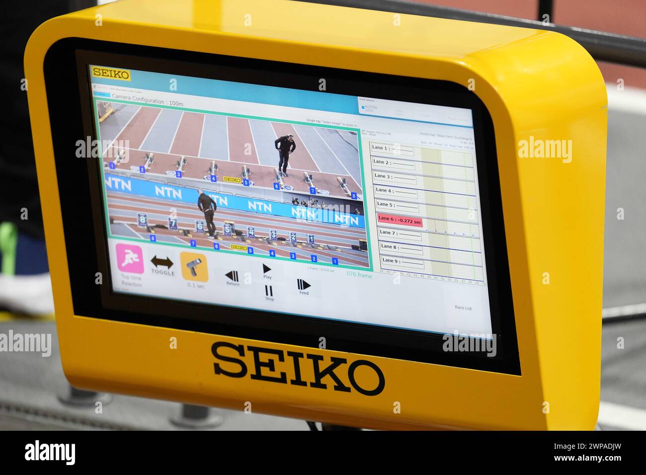 Une planche Seiko ÒFalse Start Detection SystemÓ lors des Championnats du monde d'athlétisme en salle 2024 - troisième jour 04/03/2024 à l'Emirates Arena le 04/03/2024 Ben Booth/Alamy NOTE DES RÉDACTEURS: depuis le site officiel de SeikoÕs, le système surveille la pression exercée sur la plaque de pied du bloc de départ par l'athlète, et à partir du changement de pression, il mesure le temps entre le signal de départ et la réaction de l'athlète (temps de réaction). Si le temps de réaction est inférieur à 1/10 de seconde, il est jugé comme un faux démarrage (prématuré), et le son du pistolet est automatiquement déclenché pour rappeler un Banque D'Images