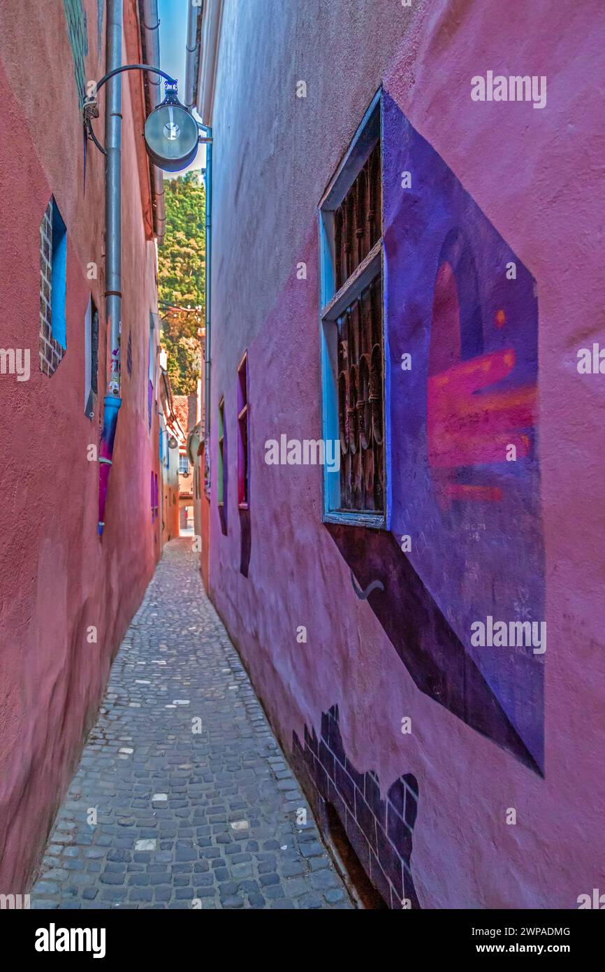 BRASOV, ROUMANIE-11 JUILLET 2020 : Rope Street, la rue la plus étroite de la ville et l'une des rues les plus étroites d'Europe avec mentionné pour la première fois dans 17ème c. Banque D'Images