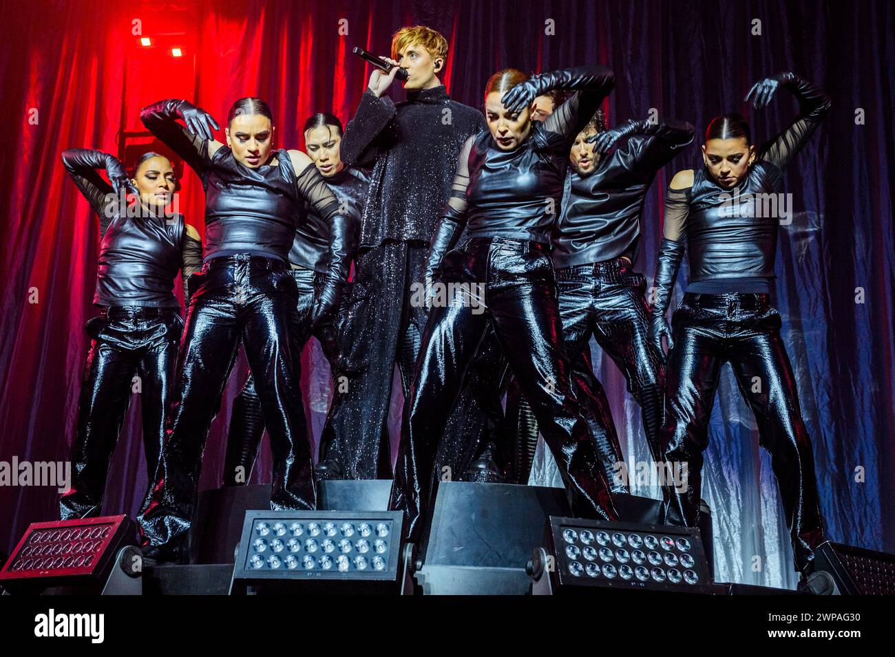 La chanteuse belge en concert à l'ING Arena | le chanteur belge Loic Nottet en concert a l'ING Arena Banque D'Images
