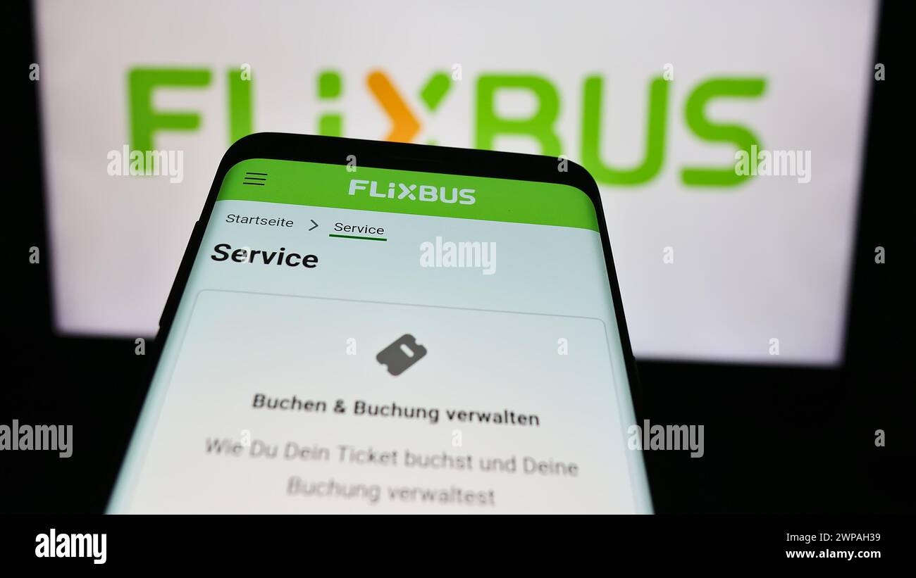 Téléphone portable avec site Web de la compagnie allemande de transport par bus longue distance FlixBus devant le logo de l'entreprise. Concentrez-vous sur le coin supérieur gauche de l'écran du téléphone. Banque D'Images