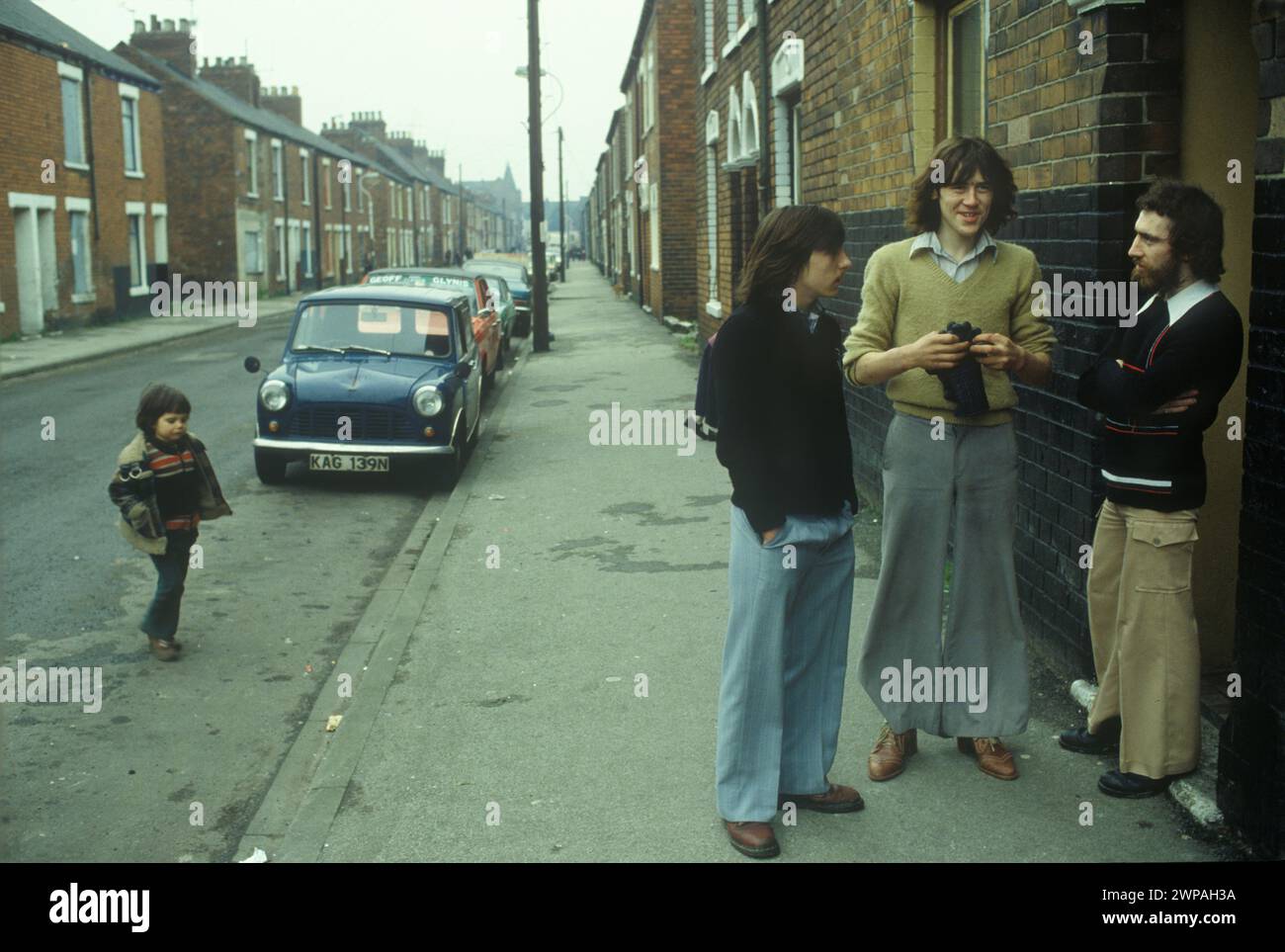 Jeunes pêcheurs adultes à la mode britanniques des années 1980, sans travail et traînant dans Eton Street. Ils portent des fusées éclairantes, qui étaient très populaires - plus large, mieux c'est. Le nom propre pour ce style de pantalon est Oxford Bags. Eton Street était dans la zone de Hessle Road de la ville, et était une enclave traditionnelle de la classe ouvrière et la maison des pêcheurs et des dockers. Hull, Humberside, Angleterre 1980 HOMER SYKES Banque D'Images Jeunes pêcheurs adultes à la mode britanniques des années 1980, sans travail et traînant dans Eton Street. Ils portent des fusées éclairantes, qui étaient très populaires - plus large, mieux c'est. Le nom propre pour ce style de pantalon est Oxford Bags. Eton Street était dans la zone de Hessle Road de la ville, et était une enclave traditionnelle de la classe ouvrière et la maison des pêcheurs et des dockers. Hull, Humberside, Angleterre 1980 HOMER SYKES Banque D'Images