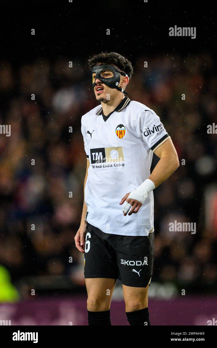Portrait du joueur valencien du Valencia CF Fran Perez portant un masque de protection lors d'un match de LaLiga, à Mestalla, Valence, Espagne. Banque D'Images