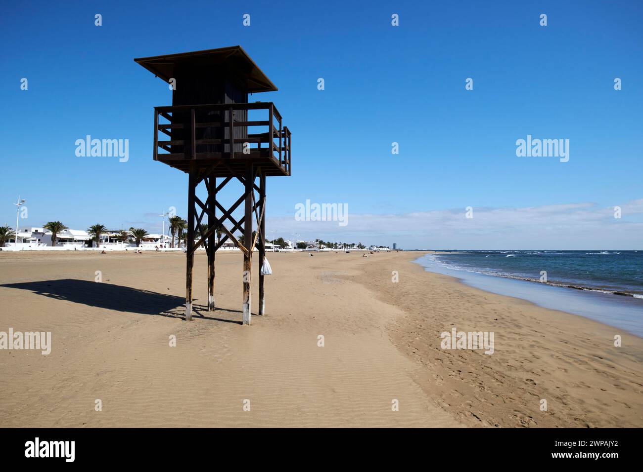 Vide tour de sauveteur inutilisée sur le sable à playa honda plage Lanzarote, îles Canaries, espagne Banque D'Images