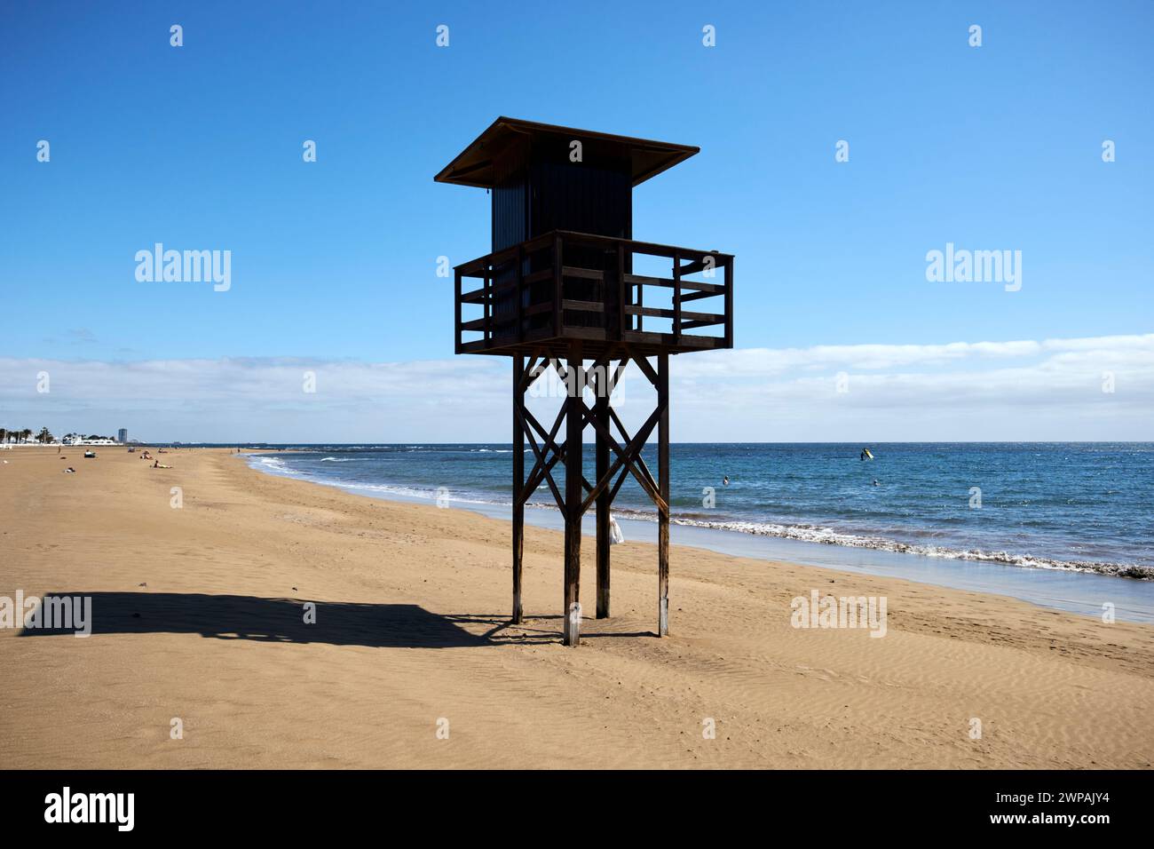 Vide tour de sauveteur inutilisée sur le sable à playa honda plage Lanzarote, îles Canaries, espagne Banque D'Images
