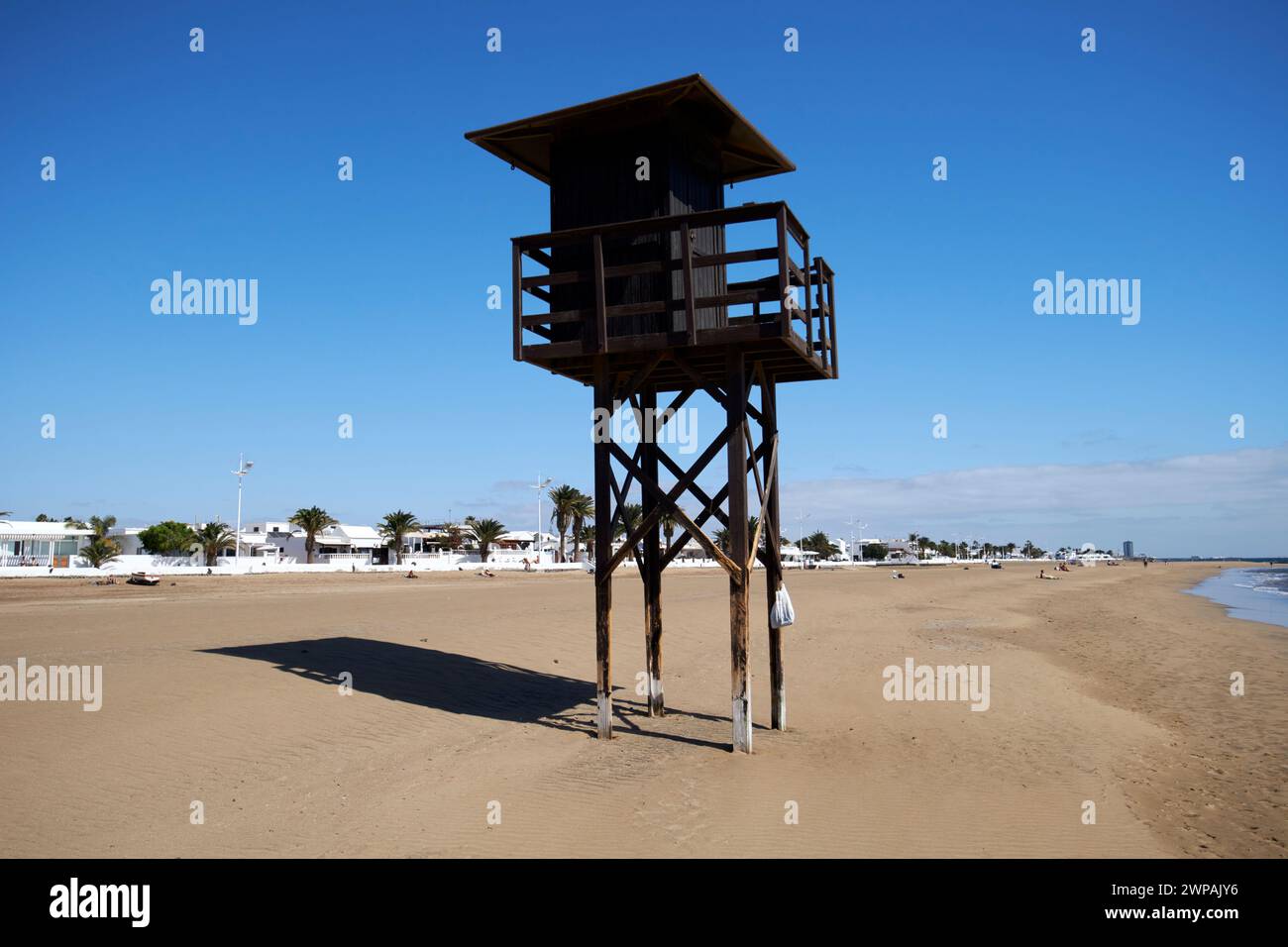 Vide tour de sauveteur inutilisée sur le sable à playa honda plage Lanzarote, îles Canaries, espagne Banque D'Images