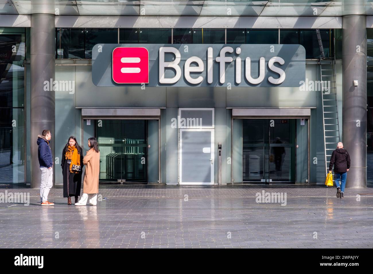 Entrée principale de l'immeuble administratif Belfius place Rogier - Siège social | Belfius Bank siège social sur la place Rogier Banque D'Images