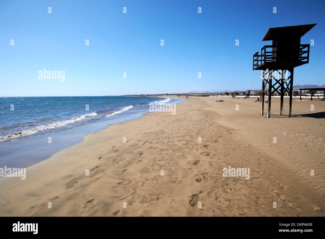 Vide tour de sauveteur inutilisée sur le sable à playa honda plage Lanzarote, îles Canaries, espagne Banque D'Images