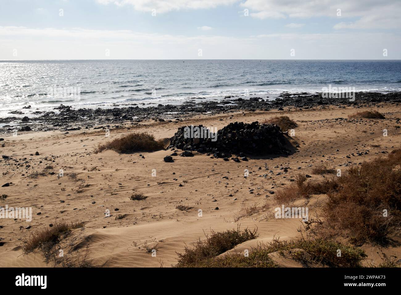 Anneaux en pierre construits pour protéger les baigneurs du vent sur playa de matagorda Lanzarote, îles Canaries, espagne Banque D'Images
