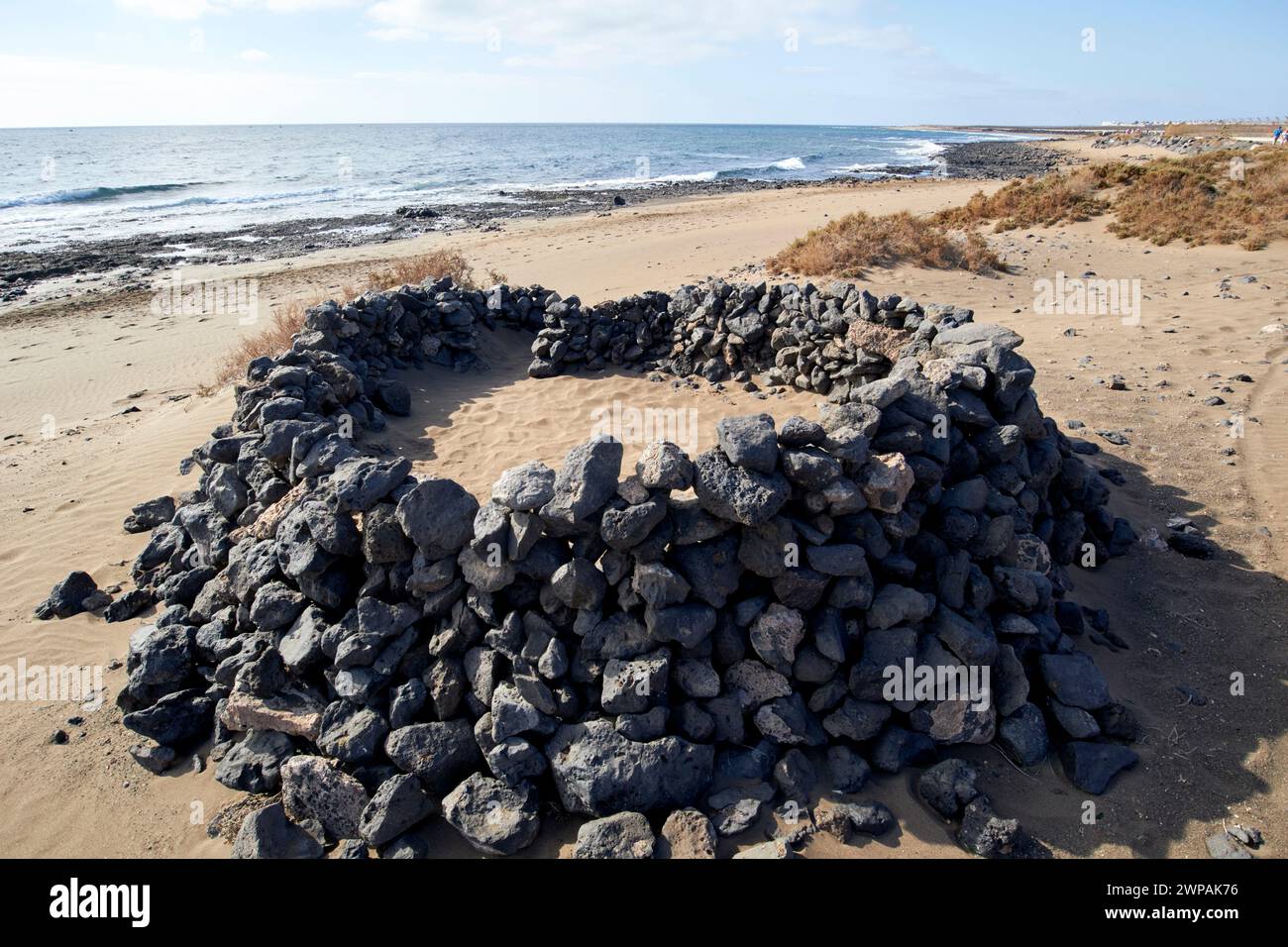 Anneaux en pierre construits pour protéger les baigneurs du vent sur playa de matagorda Lanzarote, îles Canaries, espagne Banque D'Images