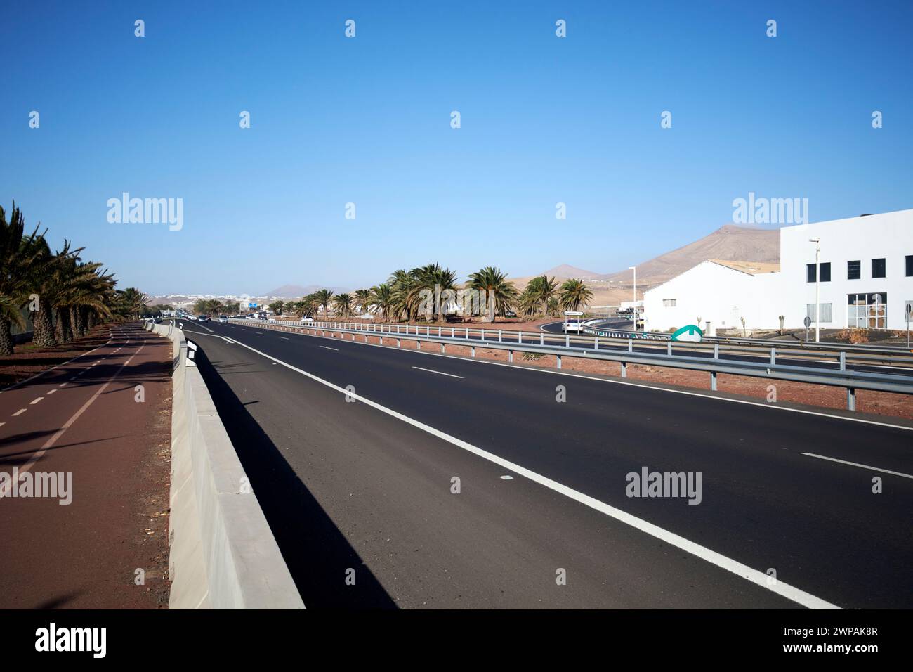 Autoroute principale LZ-2 à travers lanzarote en direction de l'aéroport et playa blanca à Playa Honda, Lanzarote, Îles Canaries, espagne Banque D'Images