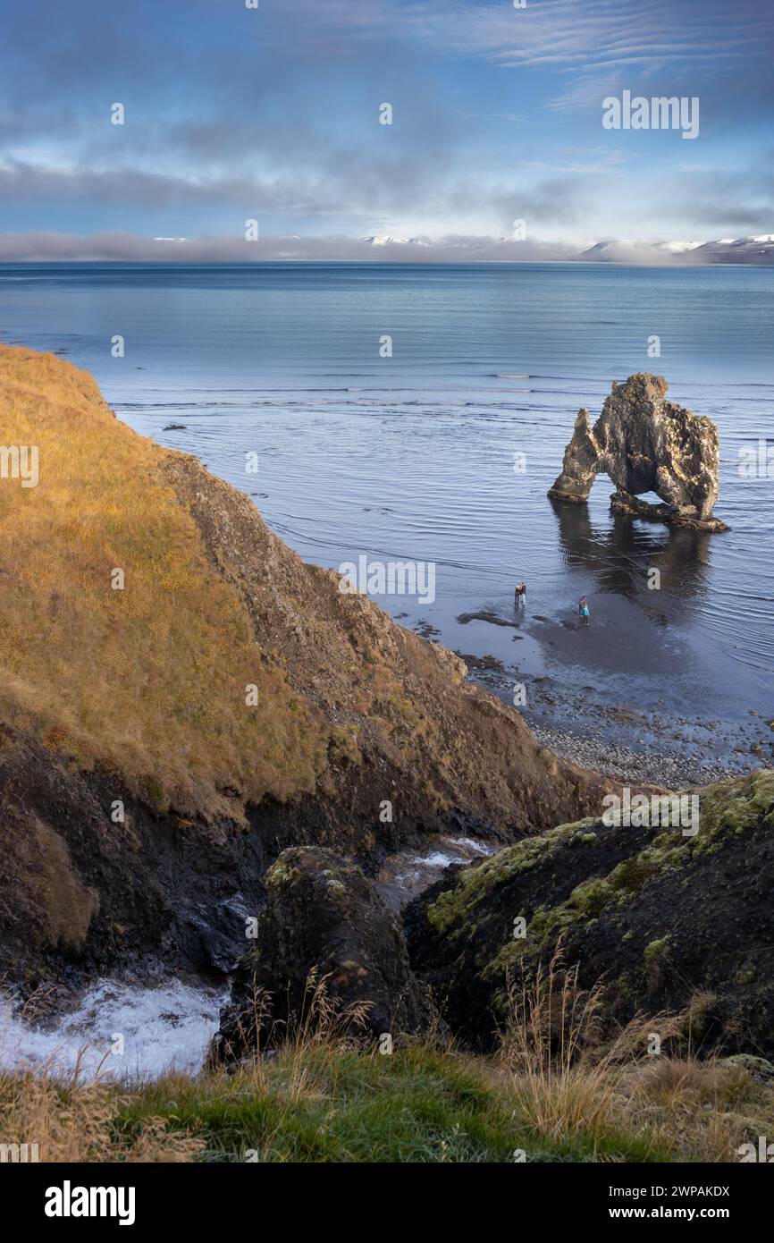 Statue naturelle proche de la côte de l'île. Boire animal, peut être dragon ou éléphant. Eau calme de l'océan Atlantique. Ciel nuageux en automne. H Banque D'Images