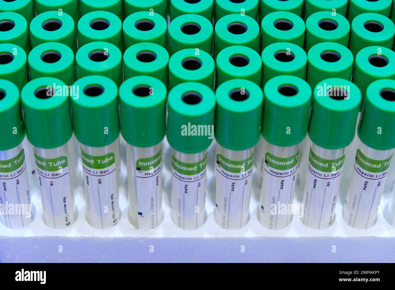 Gros plan et ciblage sélectif d'un groupe d'échantillons verts, d'équipements médicaux Banque D'Images