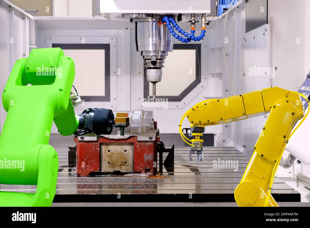 Robotique industrielle travaillant avec le travail des métaux sur machine CNC, fabrication intelligente, travail robotique au lieu de l'humain, industrie 4,0 et concept ai Banque D'Images