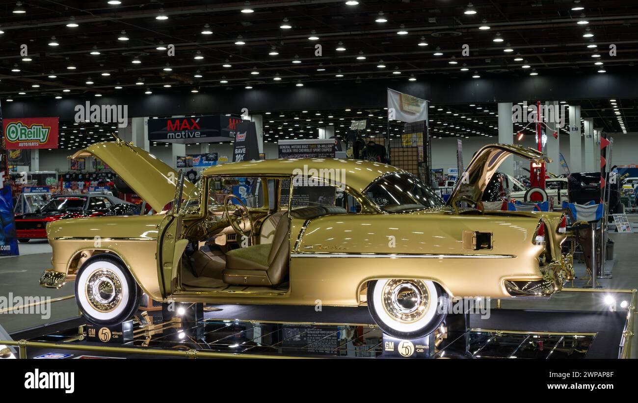 DETROIT, mi/États-Unis - 2 mars 2024 : 50 millionième voiture General Motors, un coupé Bel Air 1955 de Chevrolet plaqué or, à Detroit AutoRama. Banque D'Images