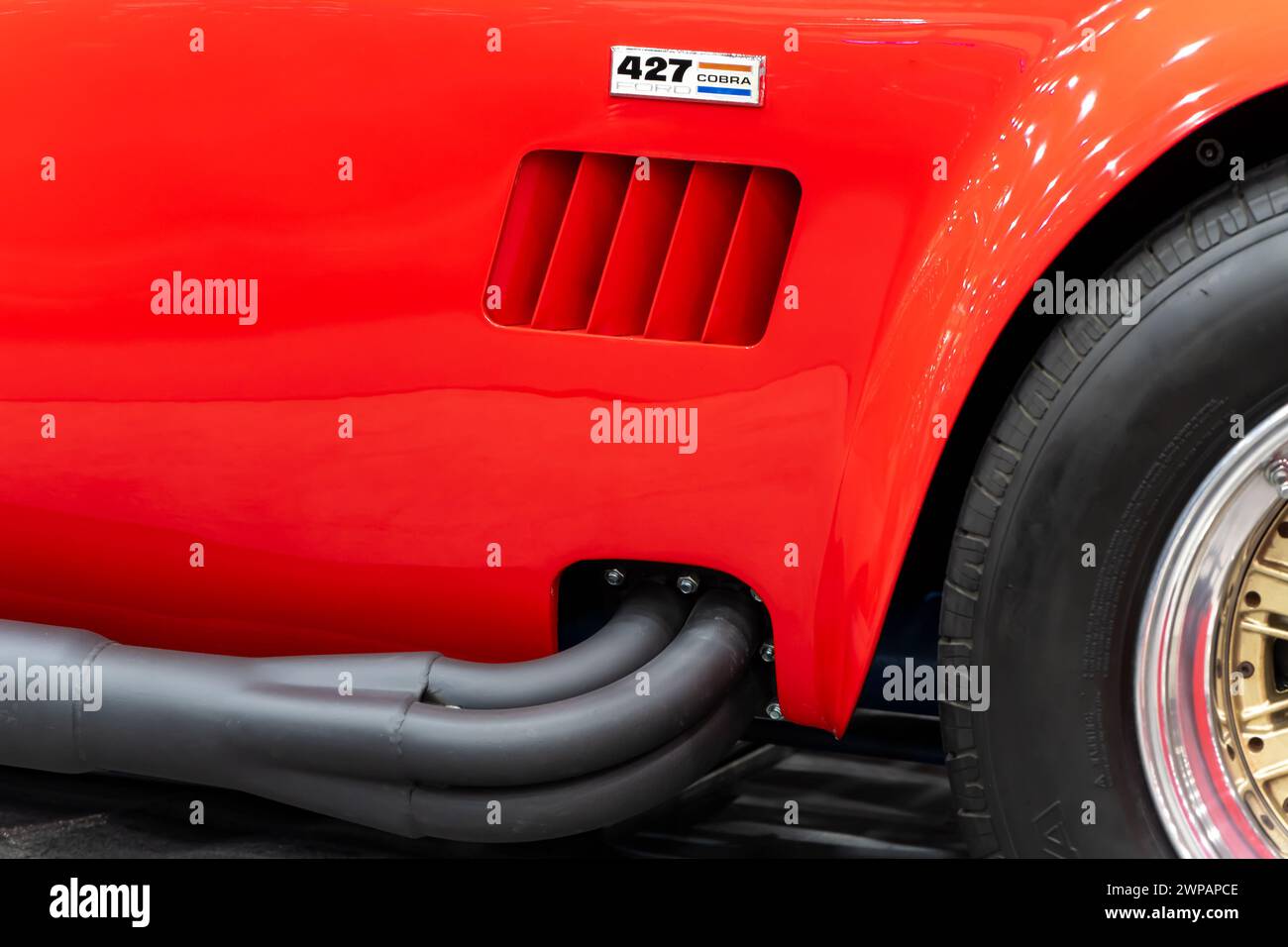 DETROIT, mi/USA - 1er mars 2024 : gros plan d'un échappement latéral Shelby Cobra 427 1987, à Detroit AutoRama. Banque D'Images