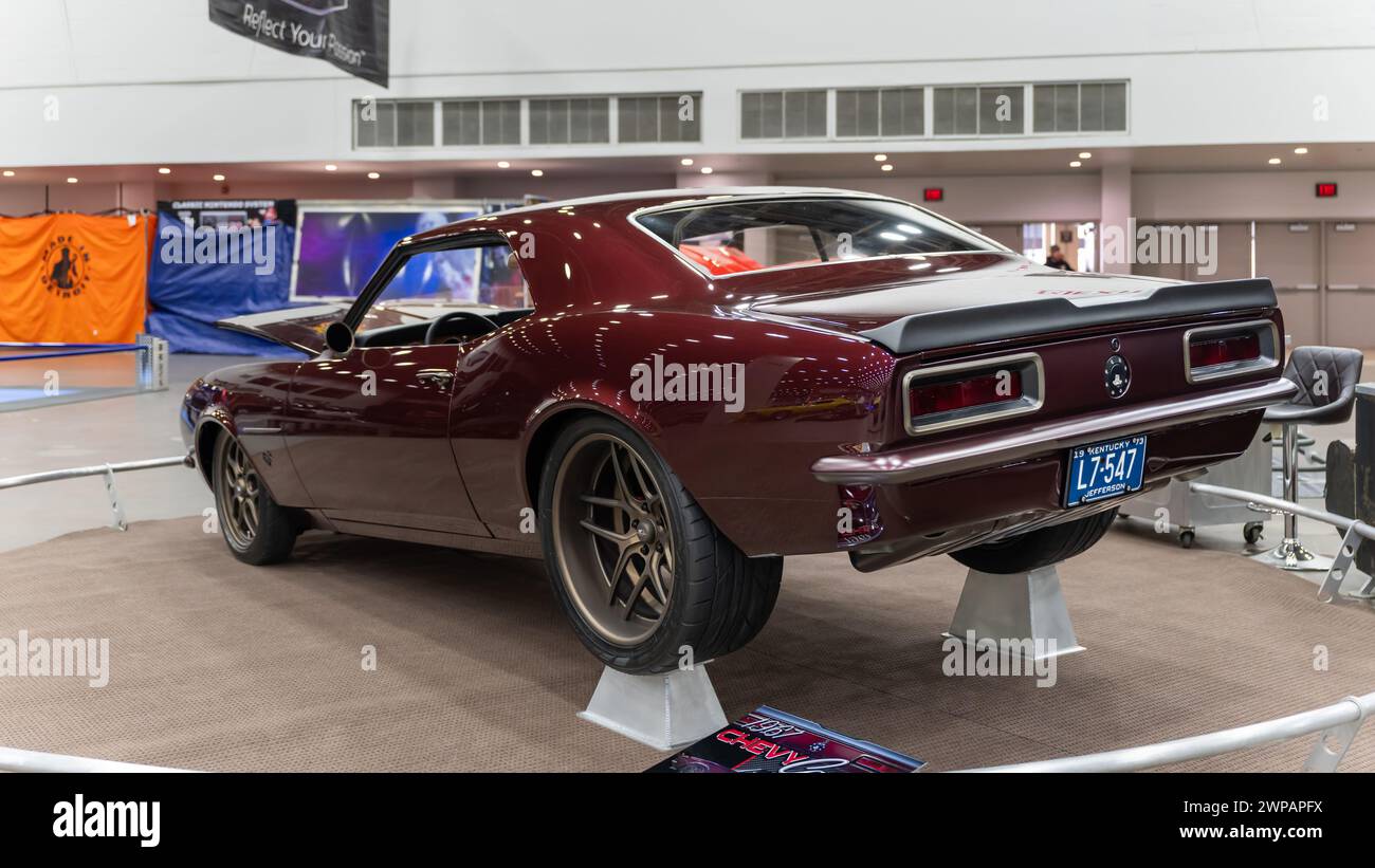 DETROIT, mi/États-Unis - 1er mars 2024 : interprétation d'une Camaro 1967 de Chevrolet, à l'AutoRama de Detroit. Banque D'Images