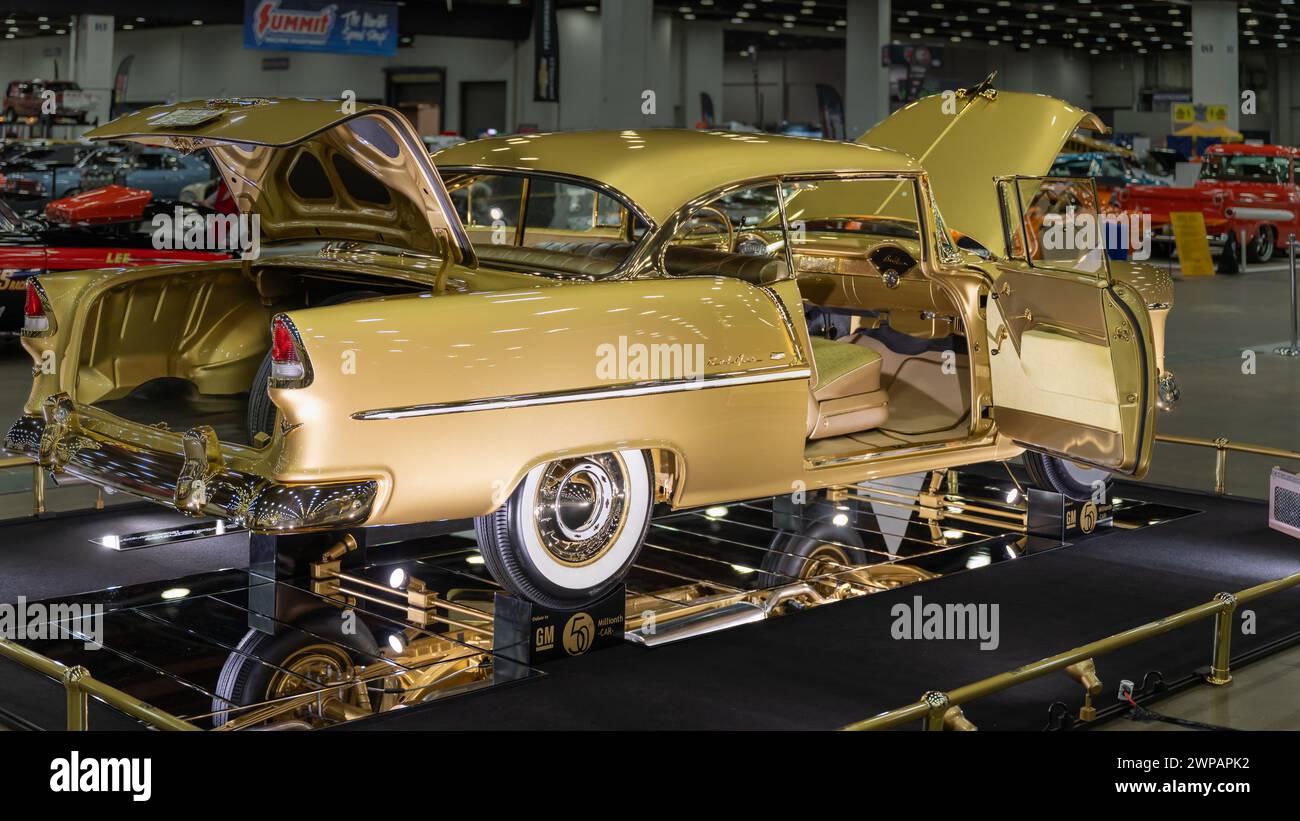 DETROIT, mi/États-Unis - 1er mars 2024 : 50 millionième voiture General Motors, un coupé Bel Air 1955 Chevrolet plaqué or, à Detroit AutoRama. Banque D'Images