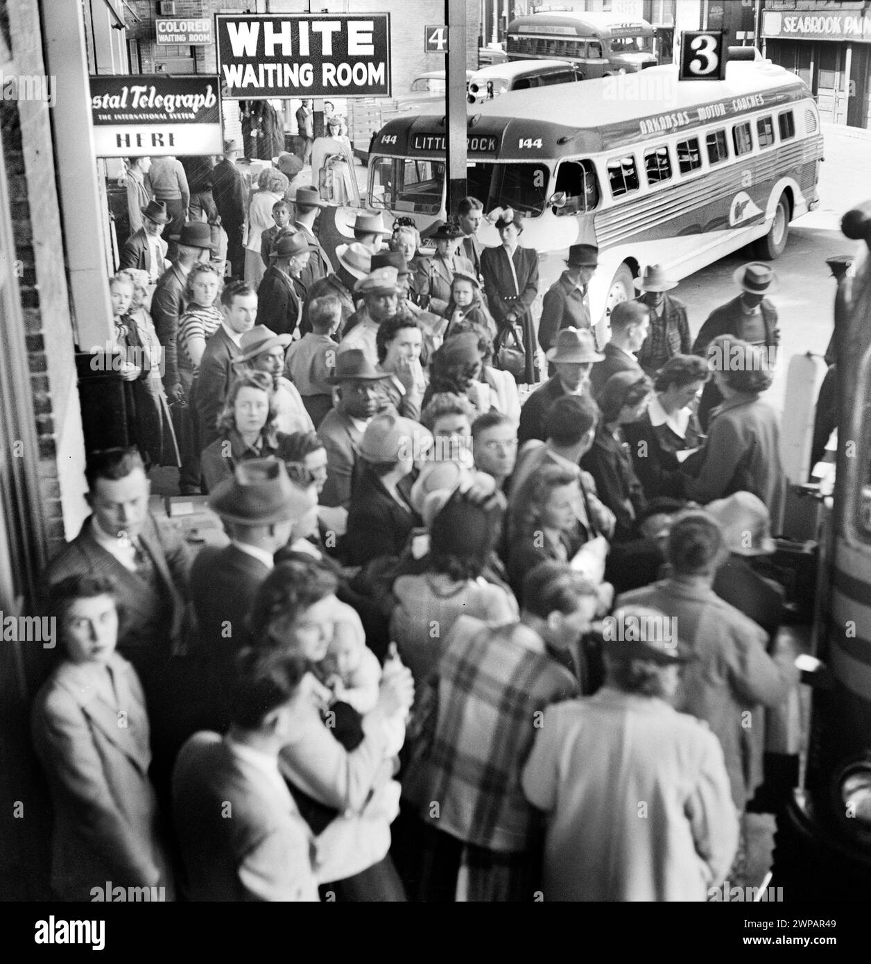 Terminal de bus bondé avec le signe « White Waiting Room » au premier plan et « Colored Waiting Room » en arrière-plan, Memphis, Tennessee, États-Unis, Esther Bubley, U.S. Office of War information, septembre 1943 Banque D'Images