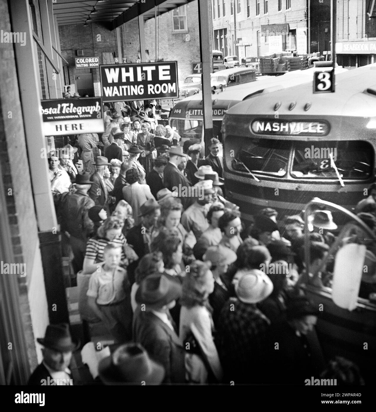 Terminal de bus bondé avec le signe « White Waiting Room » au premier plan et « Colored Waiting Room » en arrière-plan, Memphis, Tennessee, États-Unis, Esther Bubley, U.S. Office of War information, septembre 1943 Banque D'Images