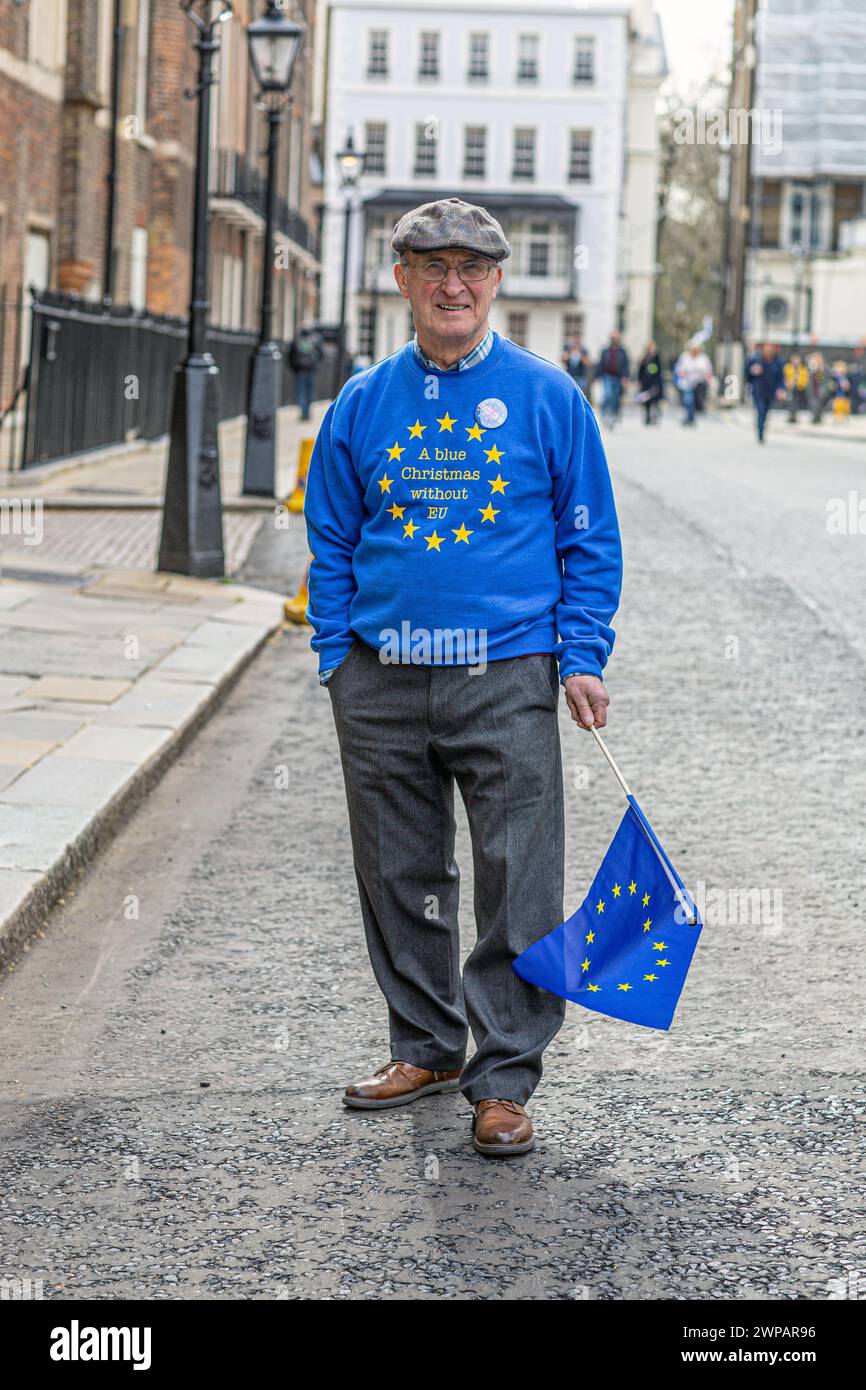Un manifestant masculin mature anti-brexit tient un drapeau européen lors de la manifestation anti-Brexit le 23 mars 2019 à Londres. Banque D'Images