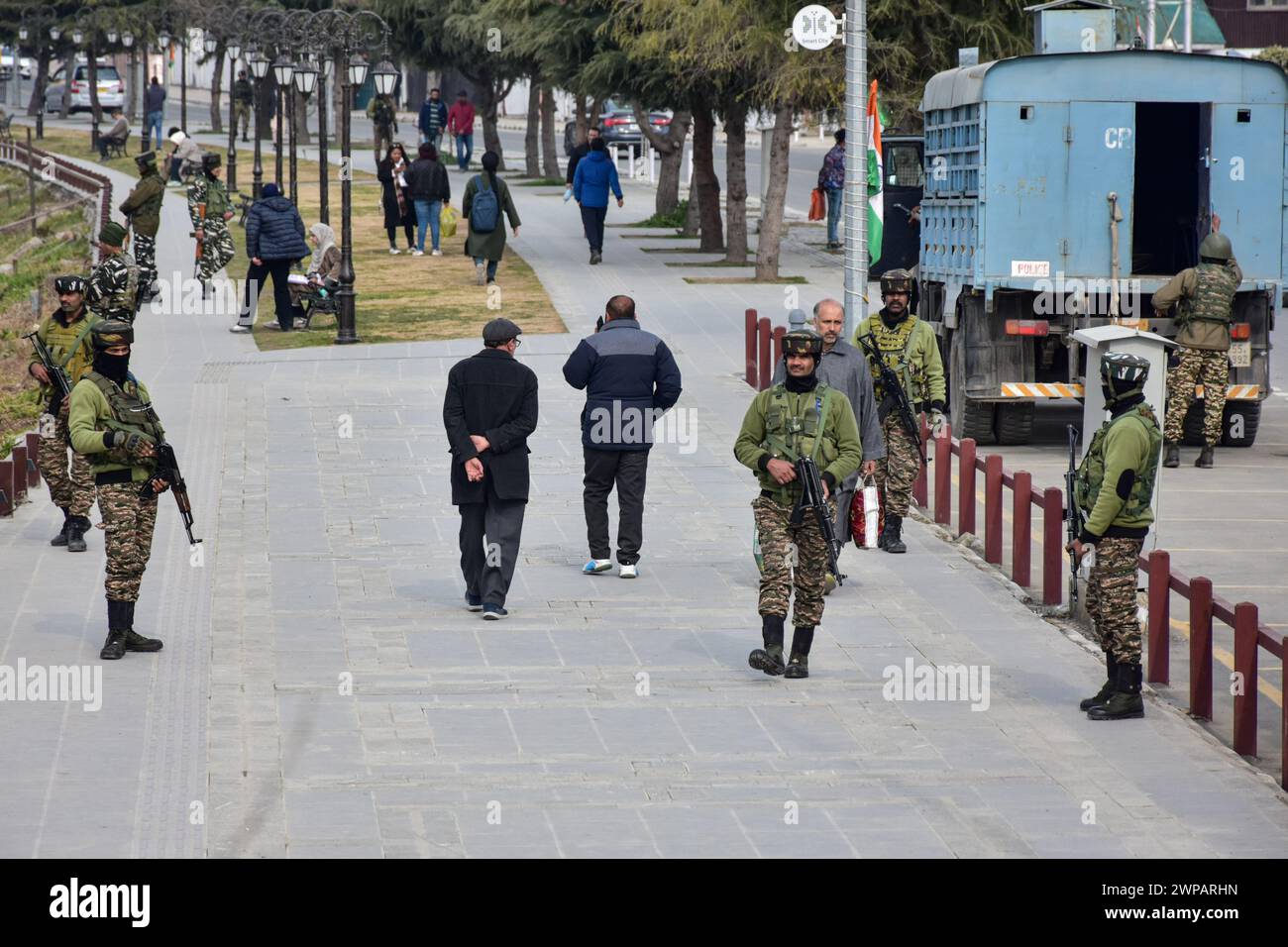 Srinagar, Inde. 06 mars 2024. Des troupes paramilitaires patrouillent le long de la rue avant la visite du premier ministre indien Narendra Modi. La sécurité a été renforcée au Cachemire avant le rassemblement du premier ministre Narendra Modi à Srinagar le 7 mars. Il s'agirait de la première visite du premier ministre au Cachemire depuis l'abrogation de l'article 370 en août 2019. Crédit : SOPA images Limited/Alamy Live News Banque D'Images