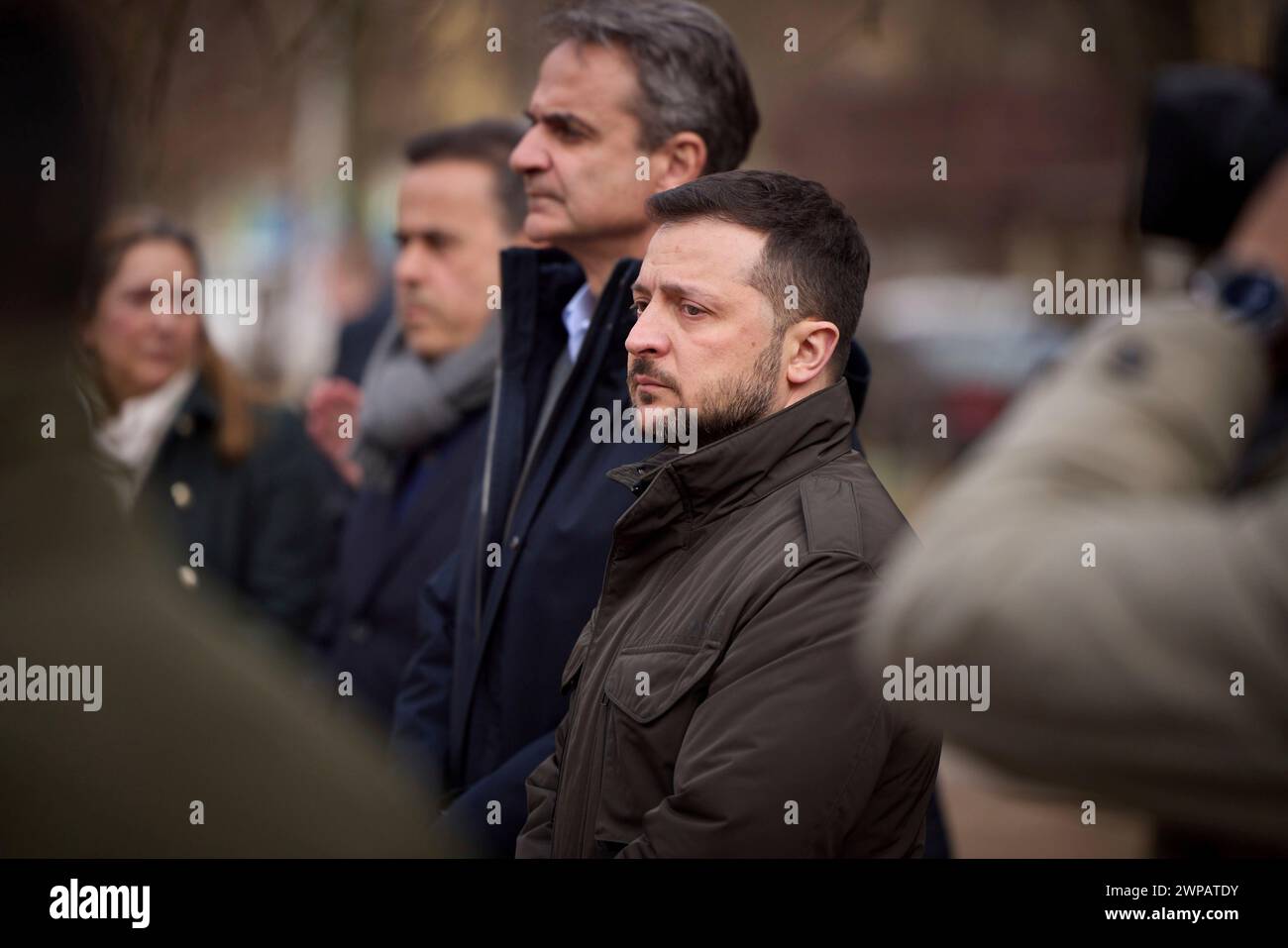 Odessa, Ukraine. 06 mars 2024. Le président ukrainien Volodymyr Zelenskyy, à gauche, et le premier ministre grec Kyriakos Mitsotakis visitent un bâtiment résidentiel détruit où un drone russe a tué 12 civils, le 6 mars 2024 à Odessa, en Ukraine. Plus tard dans la journée, un autre drone a frappé à seulement 500 pieds du cortège présidentiel transportant les deux dirigeants. Crédit : Présidence ukrainienne/Bureau de presse présidentiel ukrainien/Alamy Live News Banque D'Images