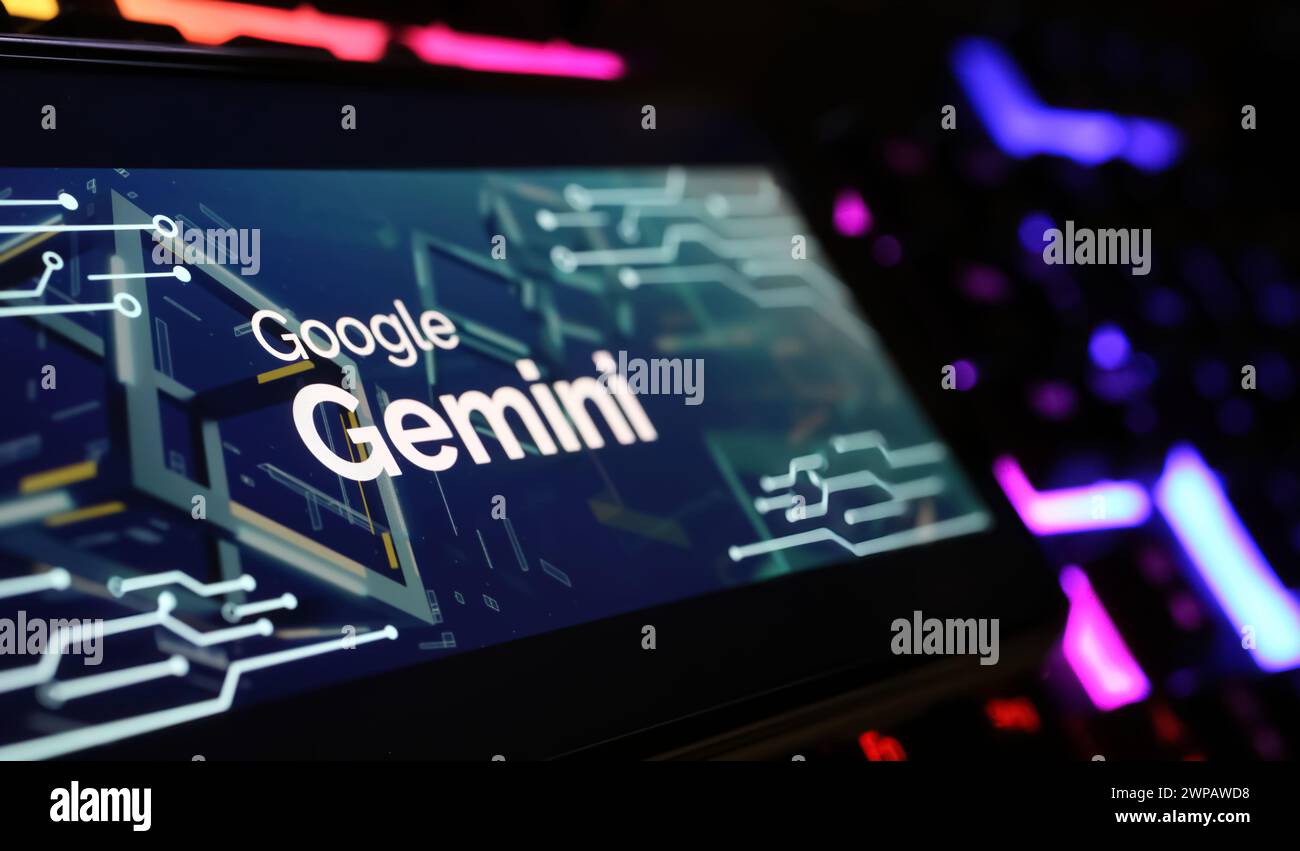 Viersen, Allemagne - 9 février. 2024 : gros plan de l'écran du smartphone avec le lettrage du logo de Google Gemini sur le clavier de l'ordinateur Banque D'Images