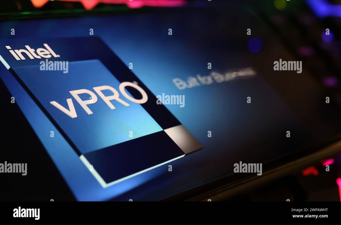 Viersen, Allemagne - 1er mars. 2024 : gros plan de l'écran du smartphone avec logo de la technologie Intel vPro sur le clavier de l'ordinateur Banque D'Images