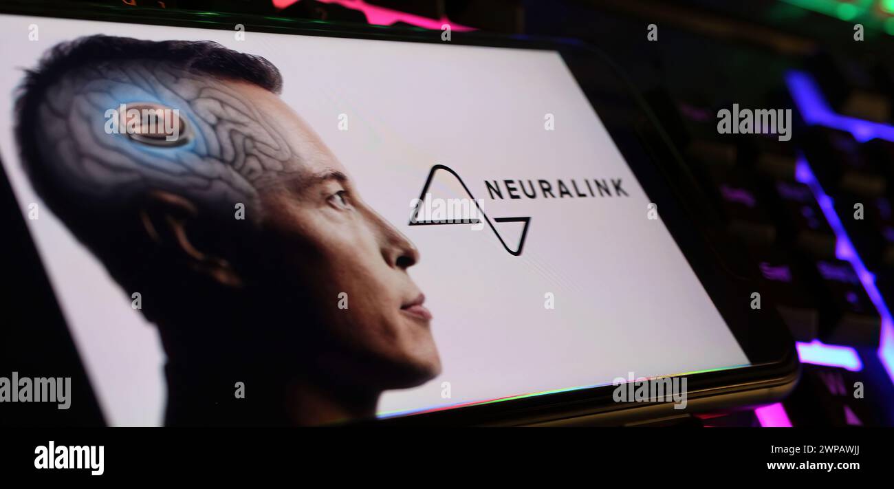 Viersen, Allemagne - 9 février. 2024 : gros plan de smartphone avec lettrage logo de l'interface cerveau-ordinateur Neuralink sur le clavier de l'ordinateur Banque D'Images