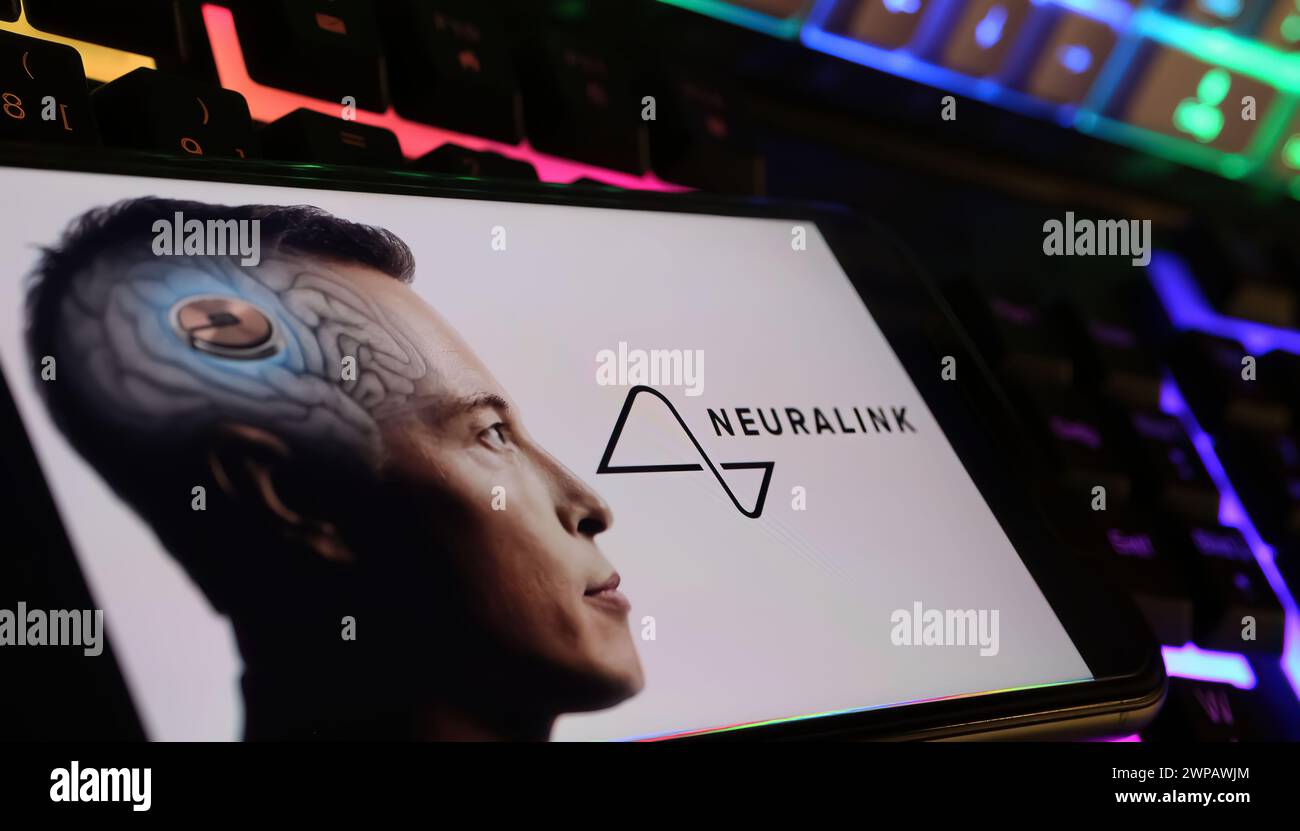 Viersen, Allemagne - 9 février. 2024 : gros plan de smartphone avec lettrage logo de l'interface cerveau-ordinateur Neuralink sur le clavier de l'ordinateur Banque D'Images