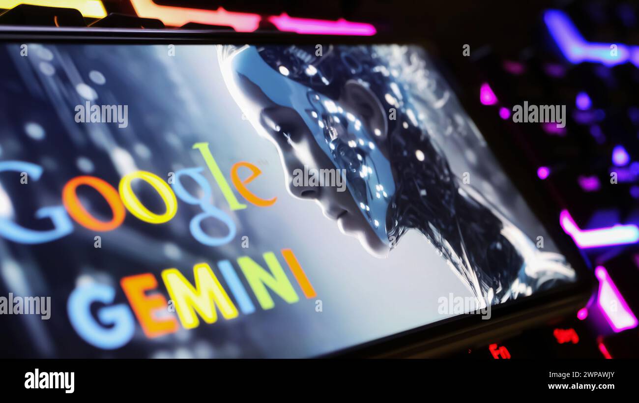 Viersen, Allemagne - 9 février. 2024 : gros plan de l'écran du smartphone avec le lettrage du logo de Google Gemini sur le clavier de l'ordinateur Banque D'Images