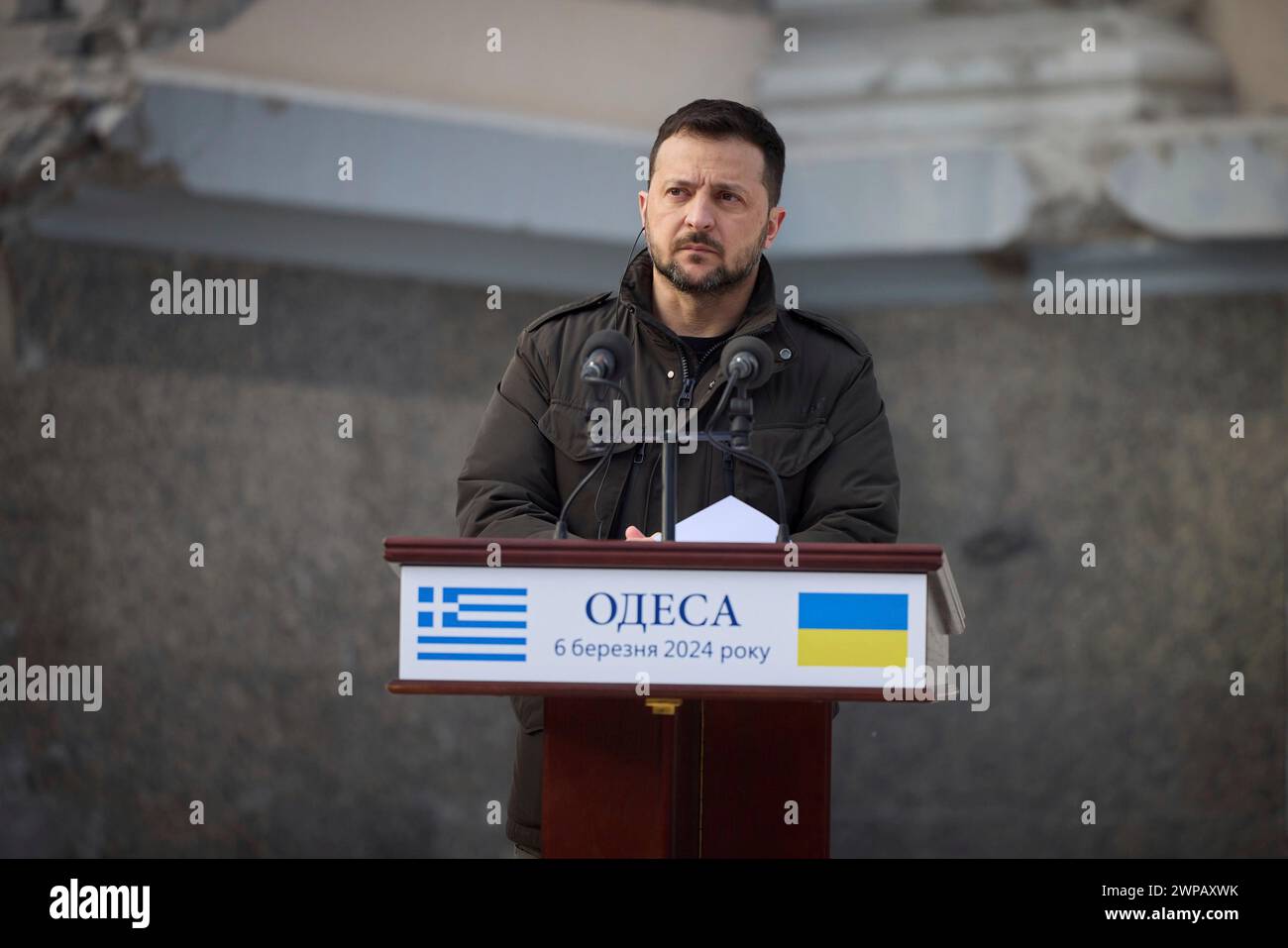 Odessa, Ukraine. 06 mars 2024. Le président ukrainien Volodymyr Zelenskyy, à droite, écoute une question lors d’une conférence de presse conjointe avec le premier ministre grec Kyriakos Mitsotakis, devant les ruines de la cathédrale de la Transfiguration, le 6 mars 2024 à Odessa, en Ukraine. Plus tard dans la journée, un drone russe a frappé à seulement 500 pieds du cortège présidentiel transportant les deux dirigeants. Crédit : Présidence ukrainienne/Bureau de presse présidentiel ukrainien/Alamy Live News Banque D'Images