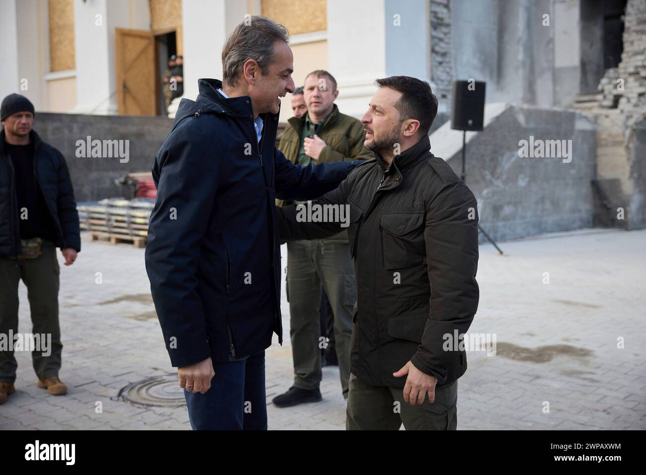 Odessa, Ukraine. 06 mars 2024. Le président ukrainien Volodymyr Zelenskyy, à droite, voit le premier ministre grec Kyriakos Mitsotakis, à gauche, après une conférence de presse conjointe devant les ruines de la cathédrale de la Transfiguration, le 6 mars 2024 à Odessa, en Ukraine. Plus tard dans la journée, un drone russe a frappé à seulement 500 pieds du cortège présidentiel transportant les deux dirigeants. Crédit : Présidence ukrainienne/Bureau de presse présidentiel ukrainien/Alamy Live News Banque D'Images