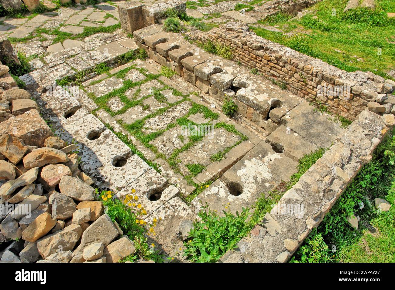 Toilettes publiques dans les ruines de la ville romaine de Cuicul en Algérie Banque D'Images