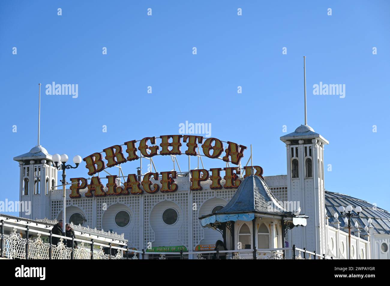 Brighton Palace Pier sur fond de ciel bleu. Banque D'Images