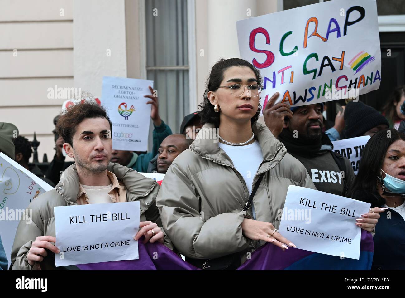 LONDRES, ANGLETERRE - 06 MARS 2024 : environ deux cents frères et sœurs LGBTQ noirs et Queer Ghanéens protestent contre le projet de loi anti-LGBTQ adopté par le Parlement du Ghana le 28/02/2024 devant le Haut-commissariat du Ghana. Le projet de loi attend maintenant le verdict du président Nana. Les manifestants affirment que, comme tous les dirigeants démocratiques, ils veulent conserver le pouvoir en promouvant des cas individuels, soit le fascisme, soit l’anti-LGBTQ, tels que les soi-disant droits de l’homme et la liberté. Ce qu'ils ont toujours rompu leurs promesses. Crédit : Voir Li/Picture Capital/Alamy Live News Banque D'Images